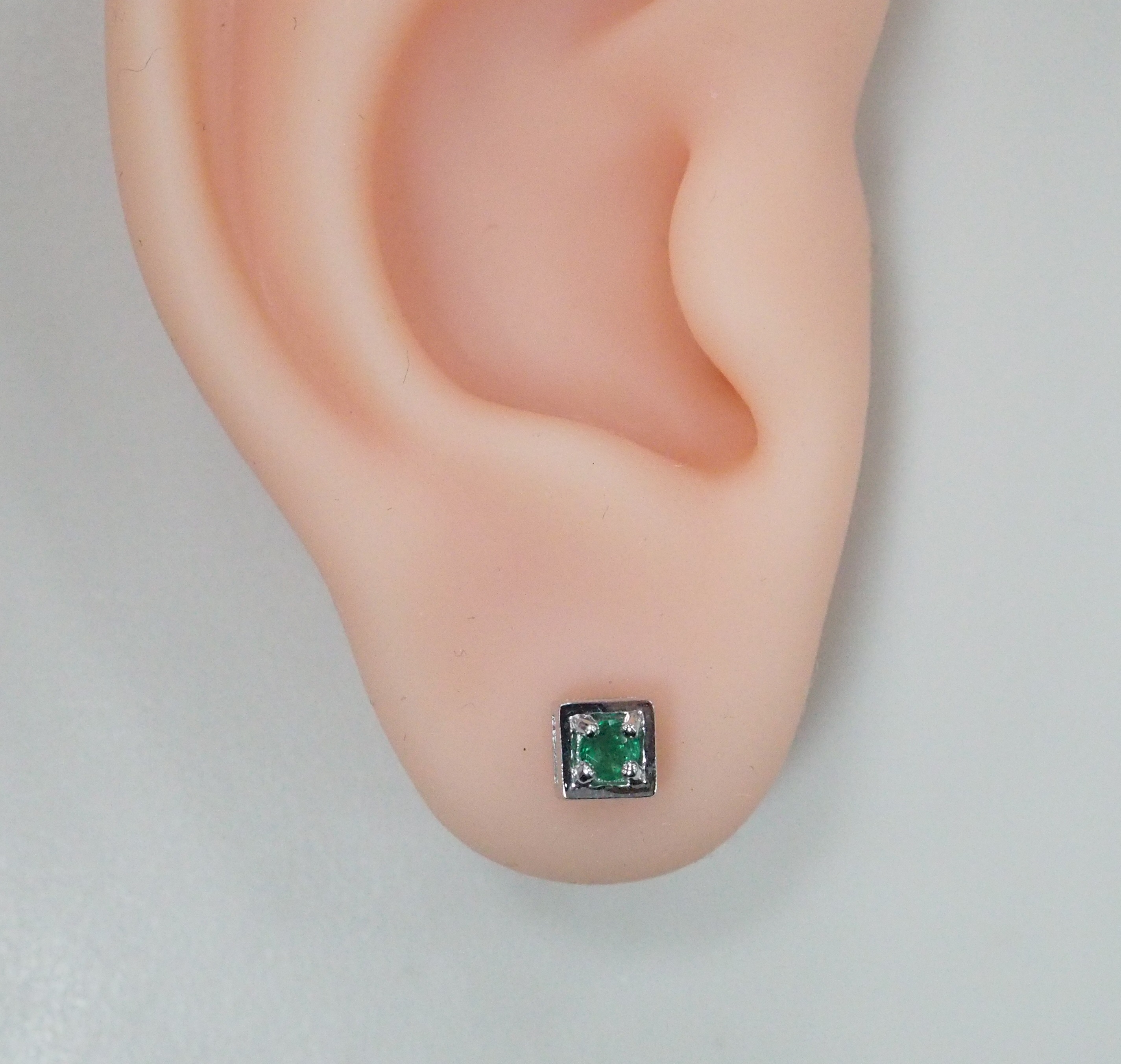 Серебряные серьги-пусеты с изумрудами